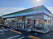 【コンビニエンスストア】ファミリーマート北本緑三丁目店まで870ｍ