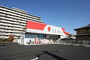【ドラッグストア】ドラッグストアセキ蓮田店まで395ｍ