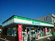 【コンビニエンスストア】ファミリーマート中居町店まで700ｍ