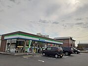【コンビニエンスストア】ファミリーマート 桜川四丁目店まで700ｍ