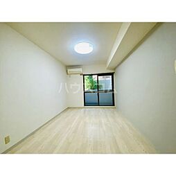 メゾン・ド・スクワール 112 1階ワンルームのリビング/ダイニング