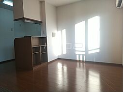 ラ・トゥーエル 201 2階1LDKのリビング/ダイニング