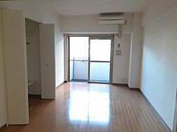 ルマ・マニス 205 2階1DKのリビング/ダイニング