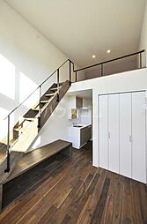 チトフナアパートメント 204 2階ワンルームのリビング/ダイニング