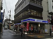 【コンビニエンスストア】ローソン 調布駅南口店まで598ｍ