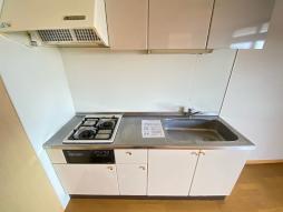 [キッチン] 淡い白を貴重とした換気扇つきキッチンです。